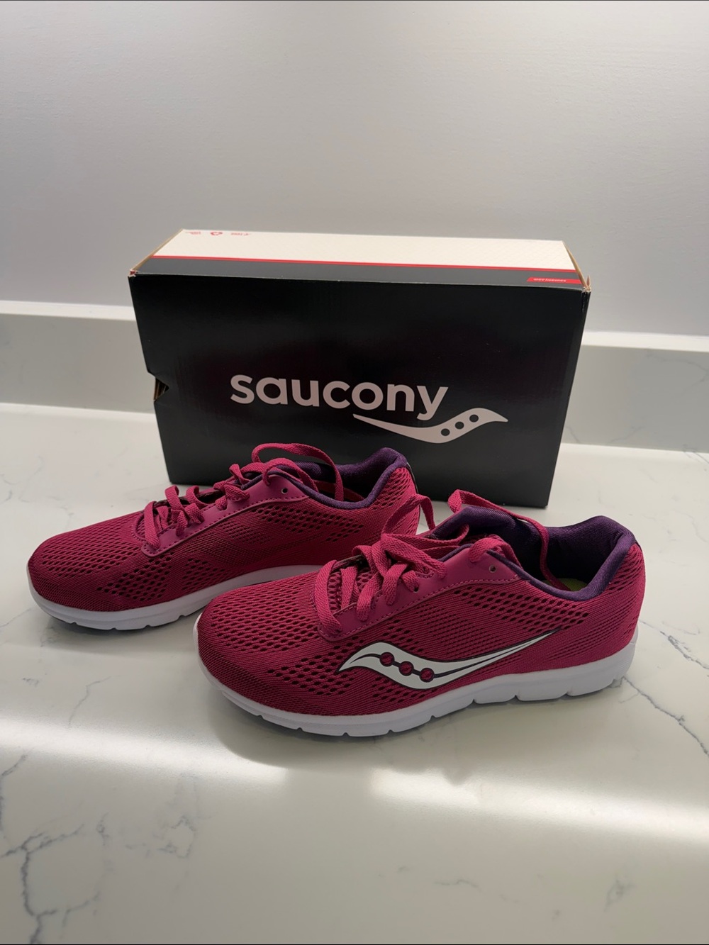 Saucony Women’s Athletic Shoes in Deep Pink 8.5 - Picture 2 of 5